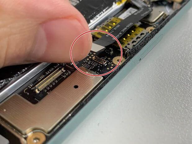 新品のバッテリーコネクタを基板に接続しようとしているPixel 5