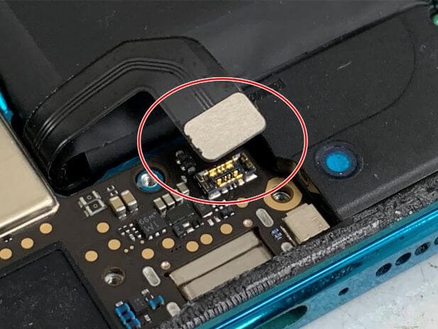 バッテリーコネクタを接続しようとしているXiaomi Mi Note 10