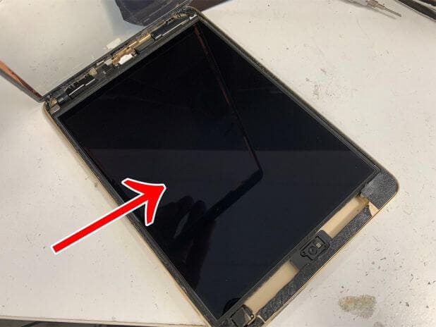 iPad mini3の液晶が剥き出しになっている
