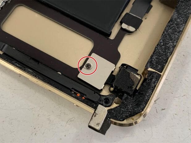 iPad mini3のバックカメラパーツのコネクタを固定した銀板のネジ