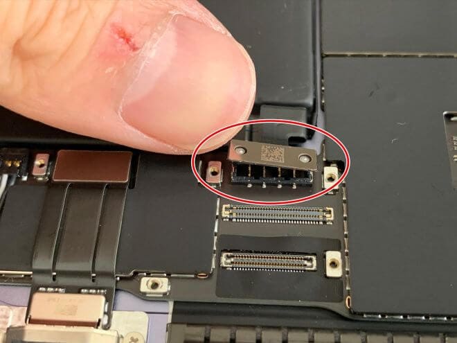 バッテリーコネクタを接続しようとしているiPad mini(第6世代)