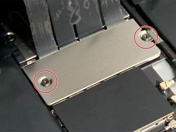 ipad air 第3世代の画面パーツコネクタを固定した銀板のネジ2本