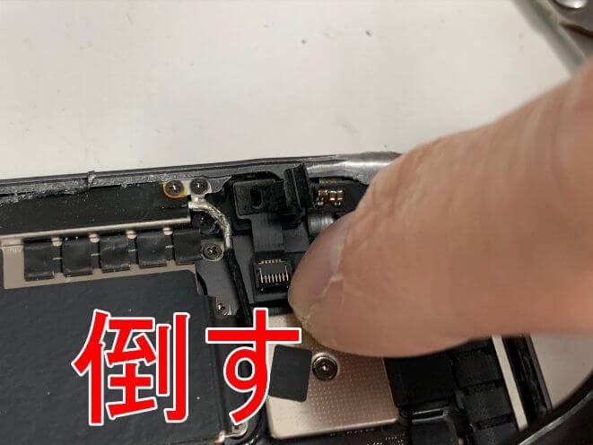 センサーを固定するツメを倒したiPad Air 第4世代