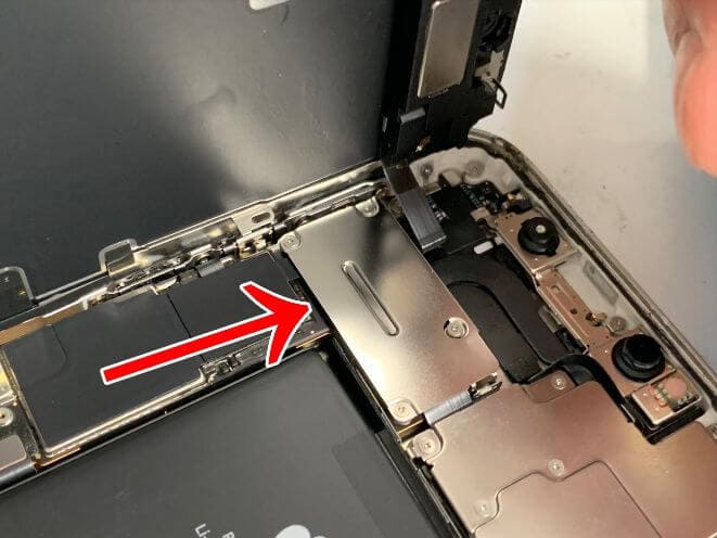 FaceIDコネクタを固定しているiPhone12の銀板