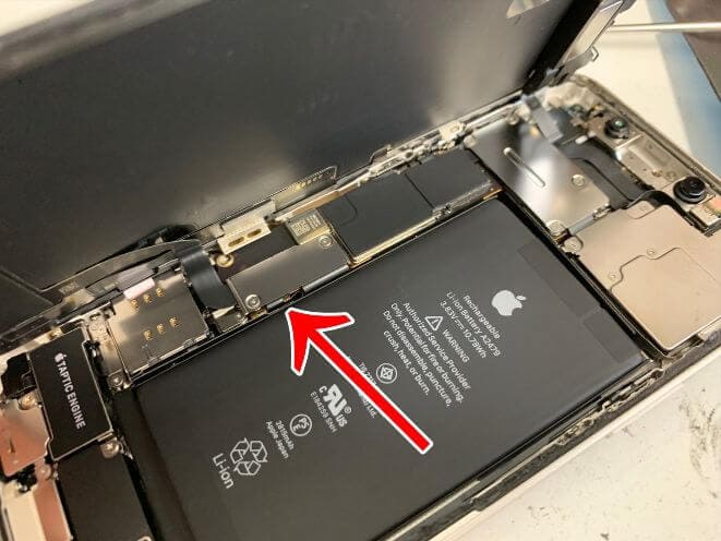 iPhone12のバッテリーコネクタと画面コネクタを固定した銀板