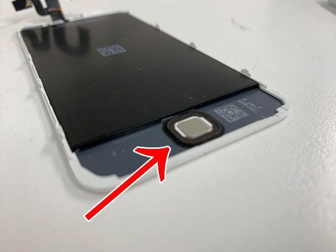 iPod Touch 第7世代の壊れた画面パーツに接着されているホームボタン