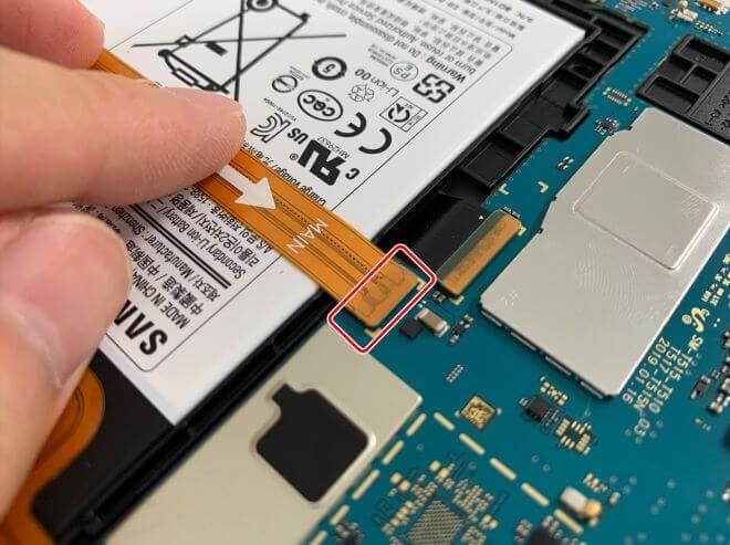 Galaxy Tab A 10.1(2019)(SM-T510)のバッテリー上部にあるケーブル
