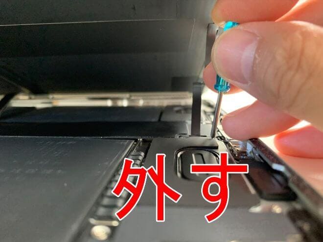 FaceIDコネクタを固定したプレートのネジを外しているiPad Pro 12.9 第5世代