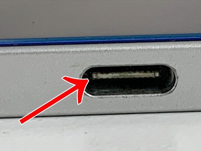 充電口が腐食しているように見えるiPad Pro 12.9 第5世代