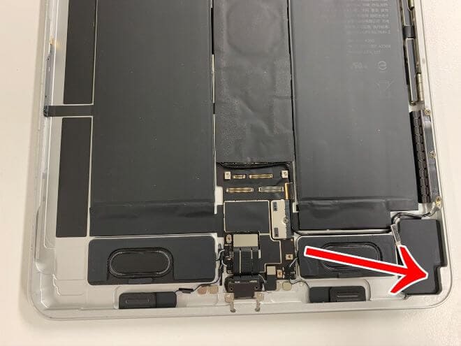 本体フレームに残った破片を除去し終わったiPad Pro11(第3世代)