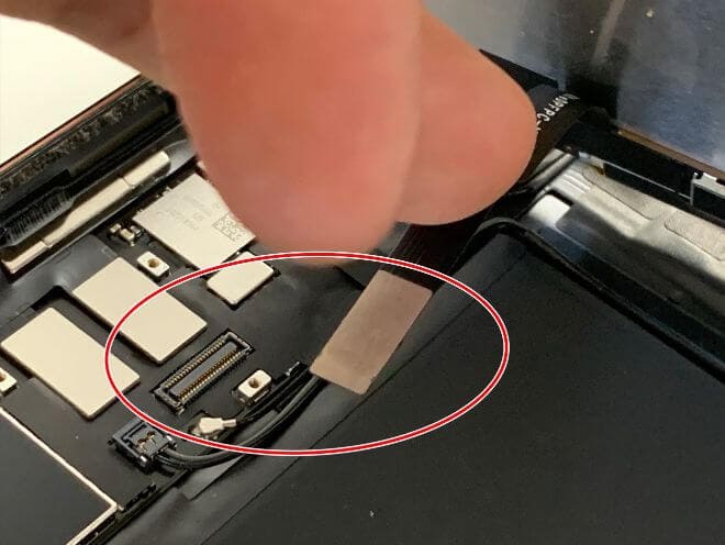 iPad第9世代の液晶画面のコネクタをつけようとしている