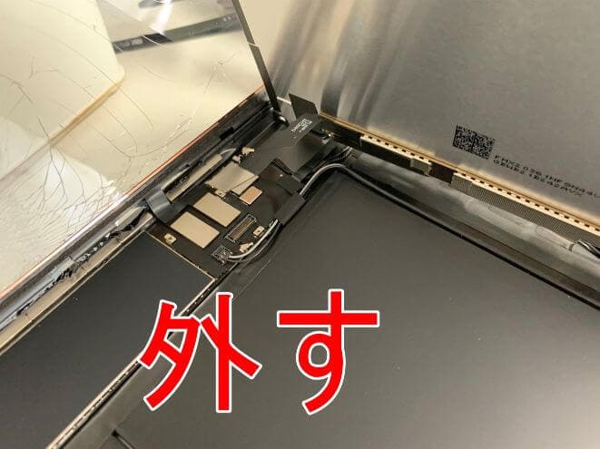 液晶画面のコネクタを外したiPad 第9世代