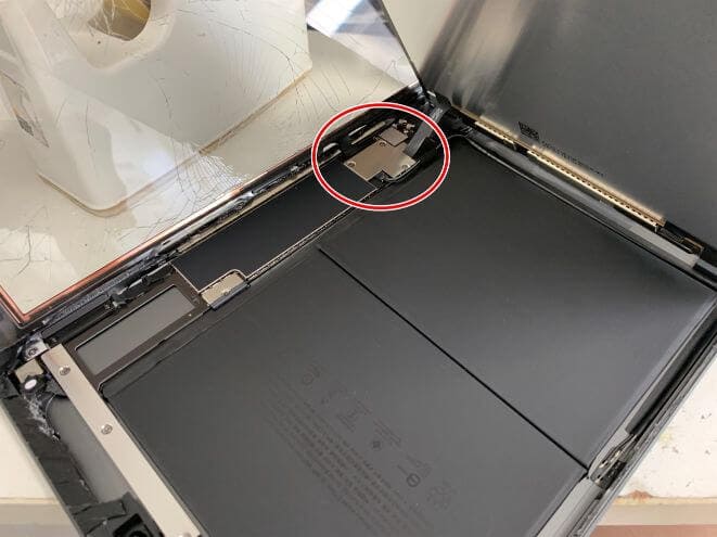 iPad 第9世代の液晶画面コネクタを固定した銀板
