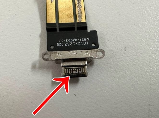 充電口の裏側も接点が傷ついているiPad Pro 12.9 第5世代