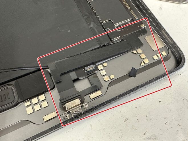 ケーブル類を抜いたiPad Air 第4世代の基板