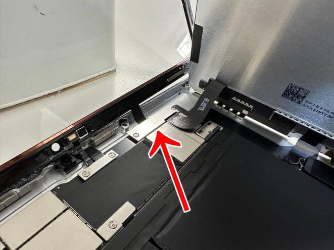 液晶画面のコネクタが銀板で固定されているiPad第10世代