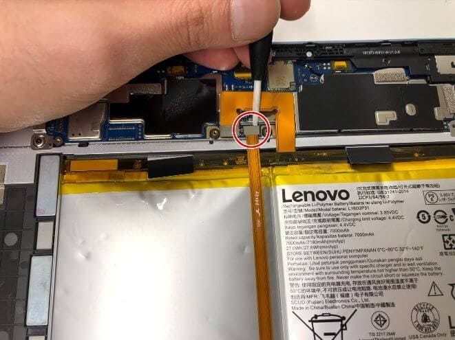 バッテリー上のコネクタを外そうとしているLenovo IdeaPad Duet Chromebook