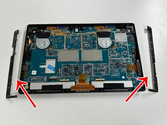 Surface Pro2の基板を左右で固定しているプレート