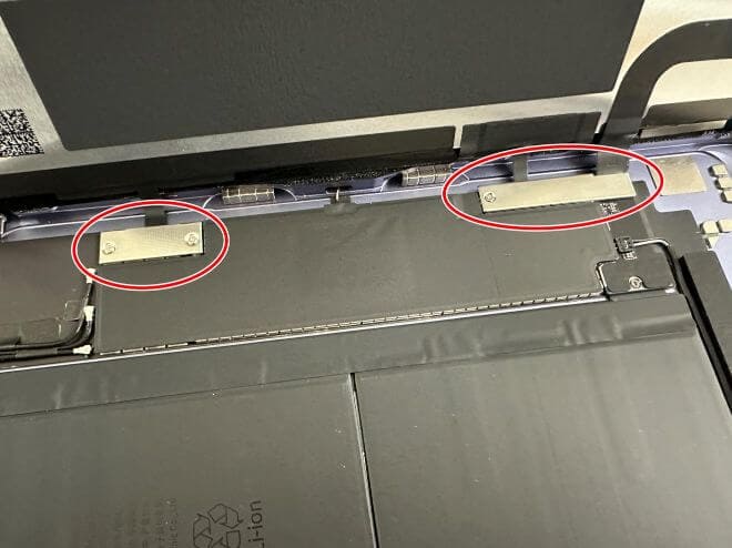 iPad Air(第5世代)の画面パーツは2箇所の銀のプレートで固定されている