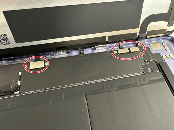 iPad Air(第5世代)の画面パーツコネクタは全部で3か所基板に接続されている