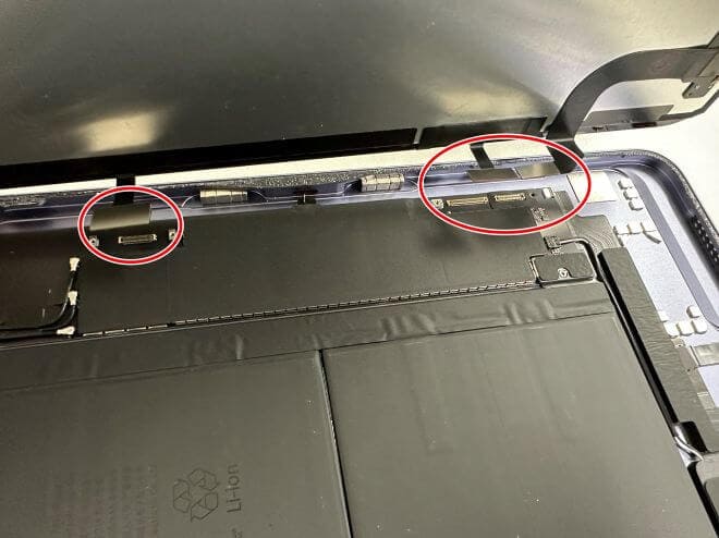 新品の画面パーツのコネクタを基板に接続しようとしているiPad Air(第5世代)