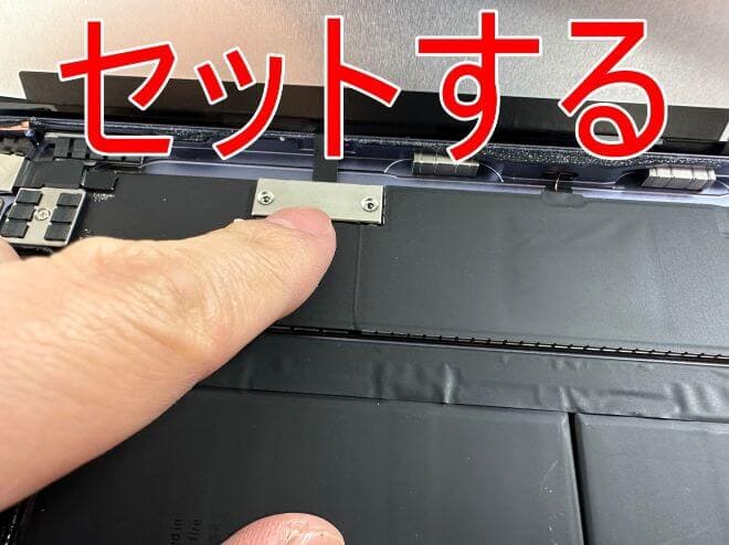 画面パーツコネクタを固定するもう一つの銀板を基板にセットしたiPad Air(第5世代)