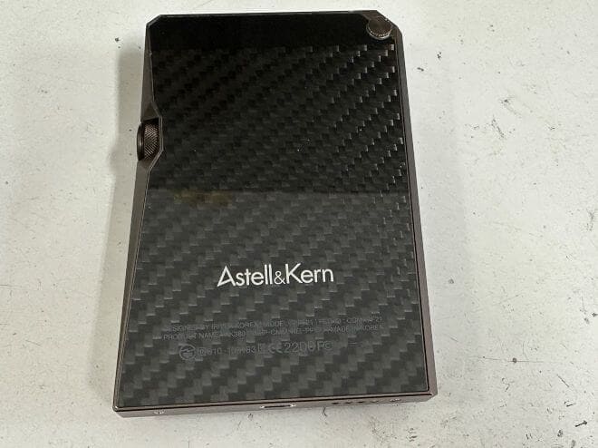 Astell&Kern AK380の背面パネル側