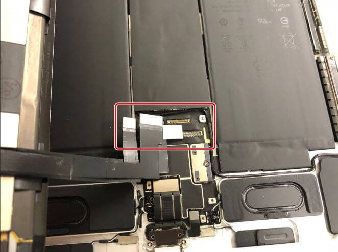 画面パーツコネクタを基板に接続しようとしているiPad Pro11(第4世代)