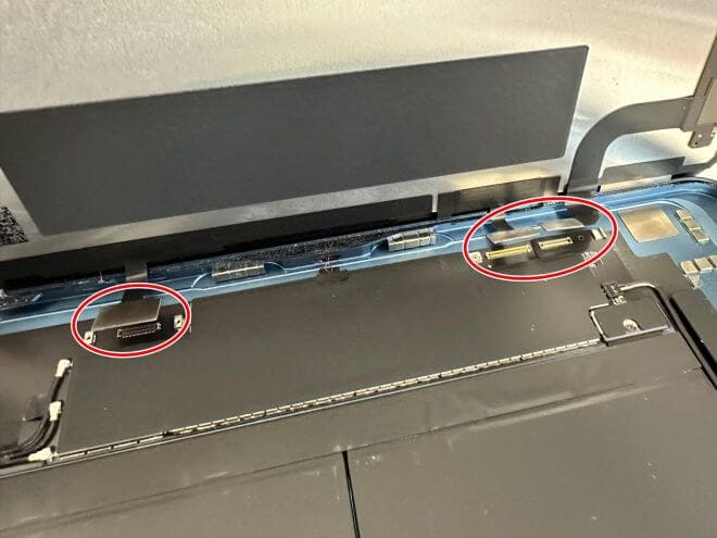 銀板で画面パーツコネクタが固定されているiPadAir(第5世代)