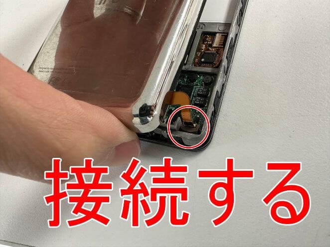 新品のバッテリーコネクタを基板に接続しているiPod classic