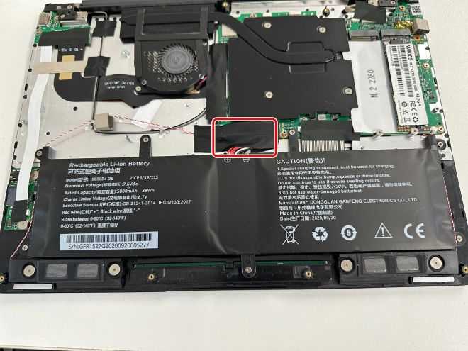CHUWI Hi10 X(CWI529)のバッテリーコネクタは絶縁テープで隠されている