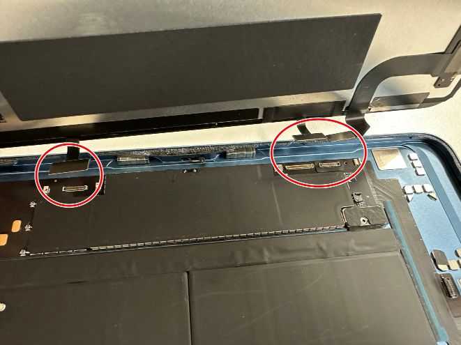 画面パーツコネクタを基板に接続しようとしているiPad Air 第5世代