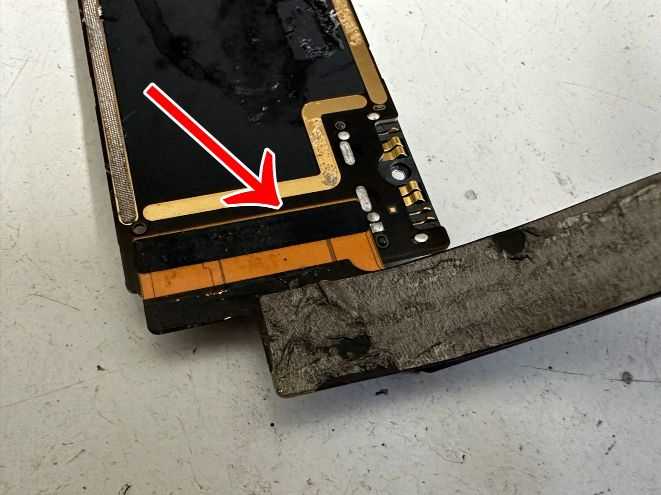 はんだの接点が黒い絶縁テープで覆われているiPad Air 第5世代
