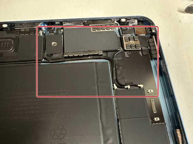 ケーブル類が複雑に接続されているiPad Air 第5世代の基板上部