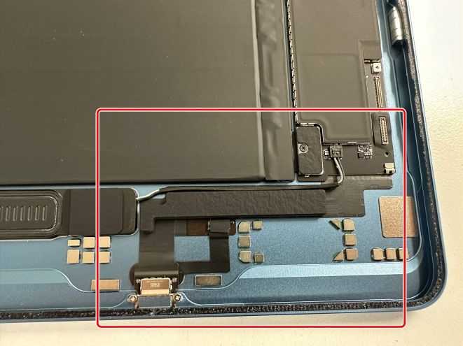 基板にケーブル類が接続されているiPad Air 第5世代の下部
