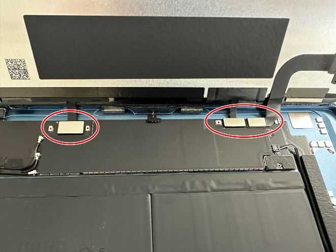基板に接続されているiPad Air 第5世代の画面パーツコネクタ