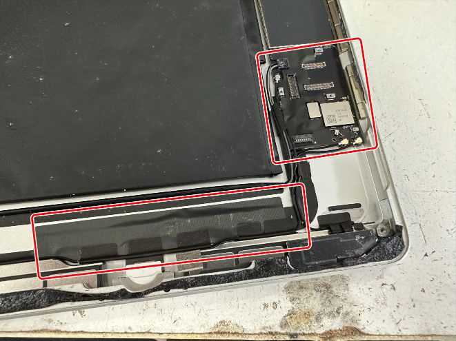 ケーブル類が基板に接続されているiPad 第9世代の本体下部