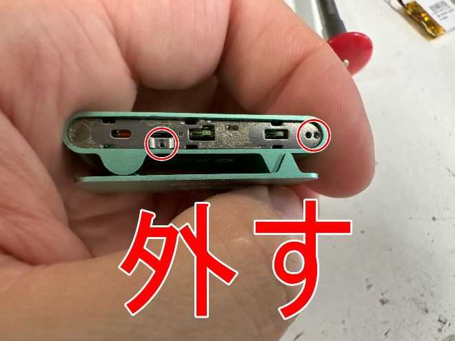本体内部のネジを外したiPod Shuffle 第2世代