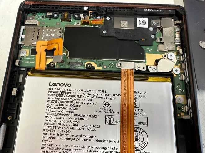 LAVIE Tab PC-TE708KASの基板を固定したネジ