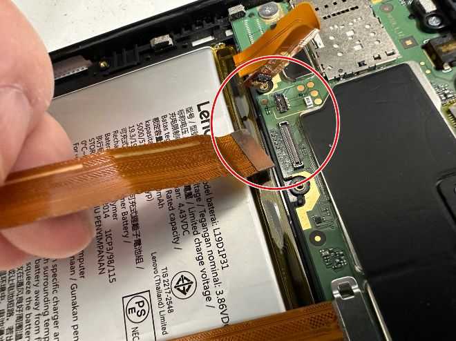 基板に画面パーツとバッテリーコネクタを再度接続しようとしているLAVIE Tab PC-TE708KAS