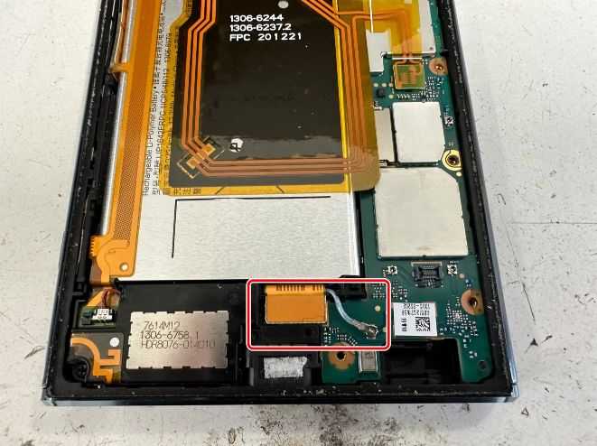 Xperia XZ Premiumの充電口パーツが基板に接続さてれいる箇所