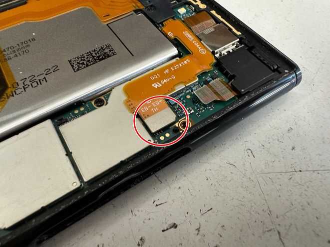Xperia XZ Premiumのバッテリーコネクタが基板に接続されている