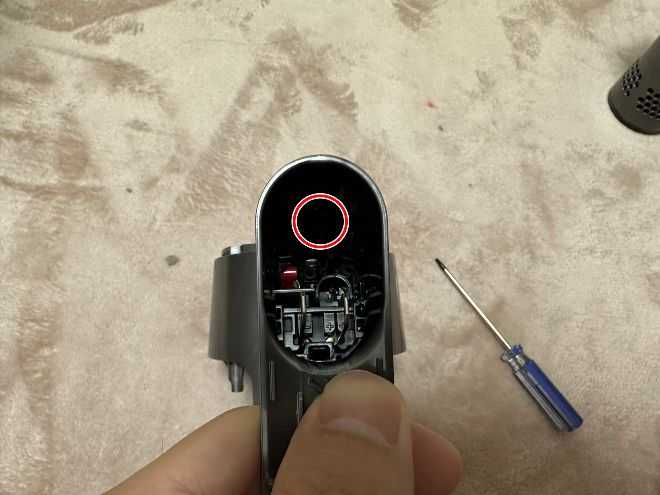 本体内部の見えづらい箇所にトルクスネジが留められているdyson v11 fluffy+
