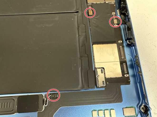 基板に接続されているiPad 第10世代のコネクタ類