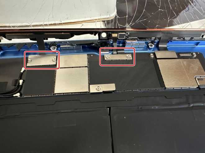 ガラスパーツのコネクタも同じように銀板で固定されているiPad 第10世代