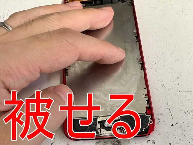 基板とバッテリーを覆う銀板を被せたiPod Touch 第7世代