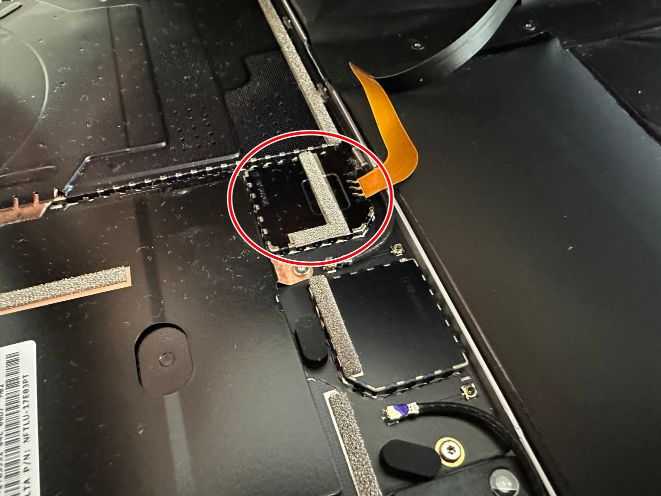 Surface Laptopのキーボードのケーブルが基板に接続されていてコネクタを固定しているプレート