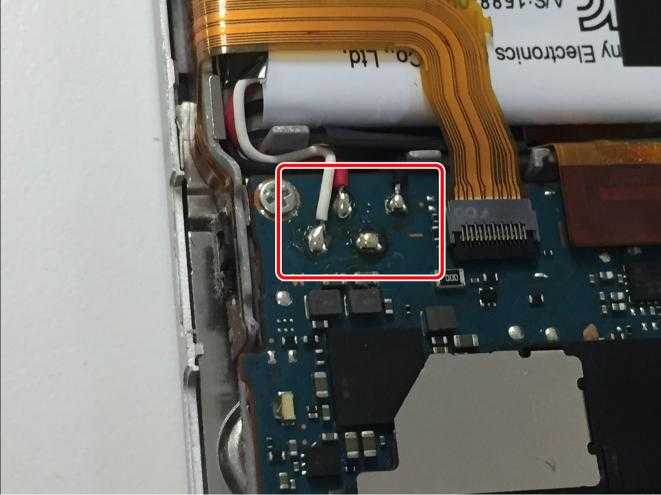 バッテリー交換前のNW-A16のバッテリーと基板を接続している接点