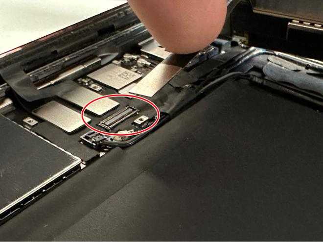 液晶画面コネクタを接続しようとしている充電口交換修理後のiPad 第9世代