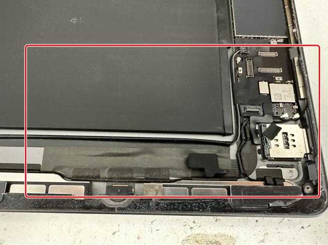 本体下部のコネクタ類が全て接続されている充電口が壊れたiPad 第9世代